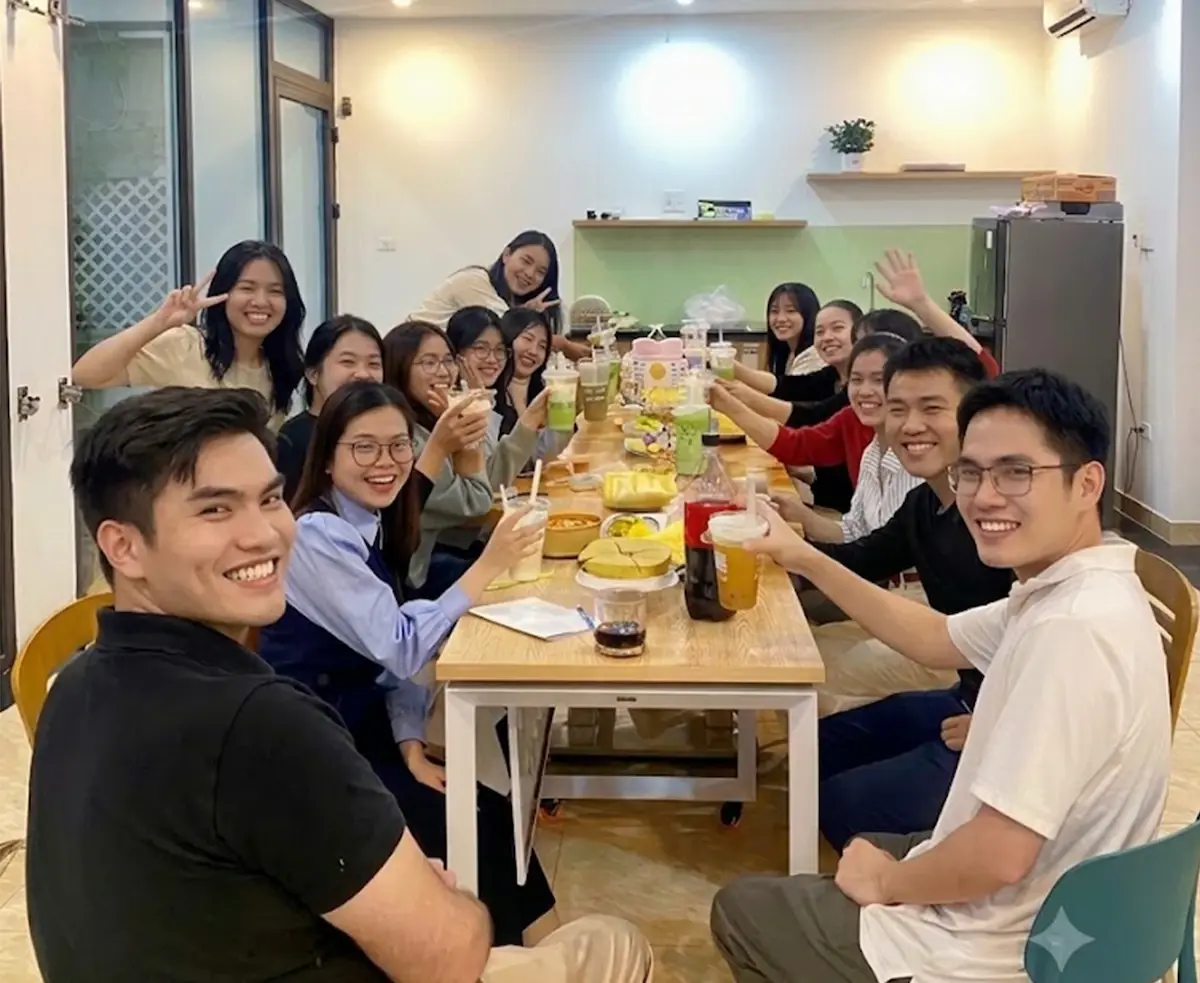 Đội ngũ Zauberberg Lab cùng nâng ly tại văn phòng