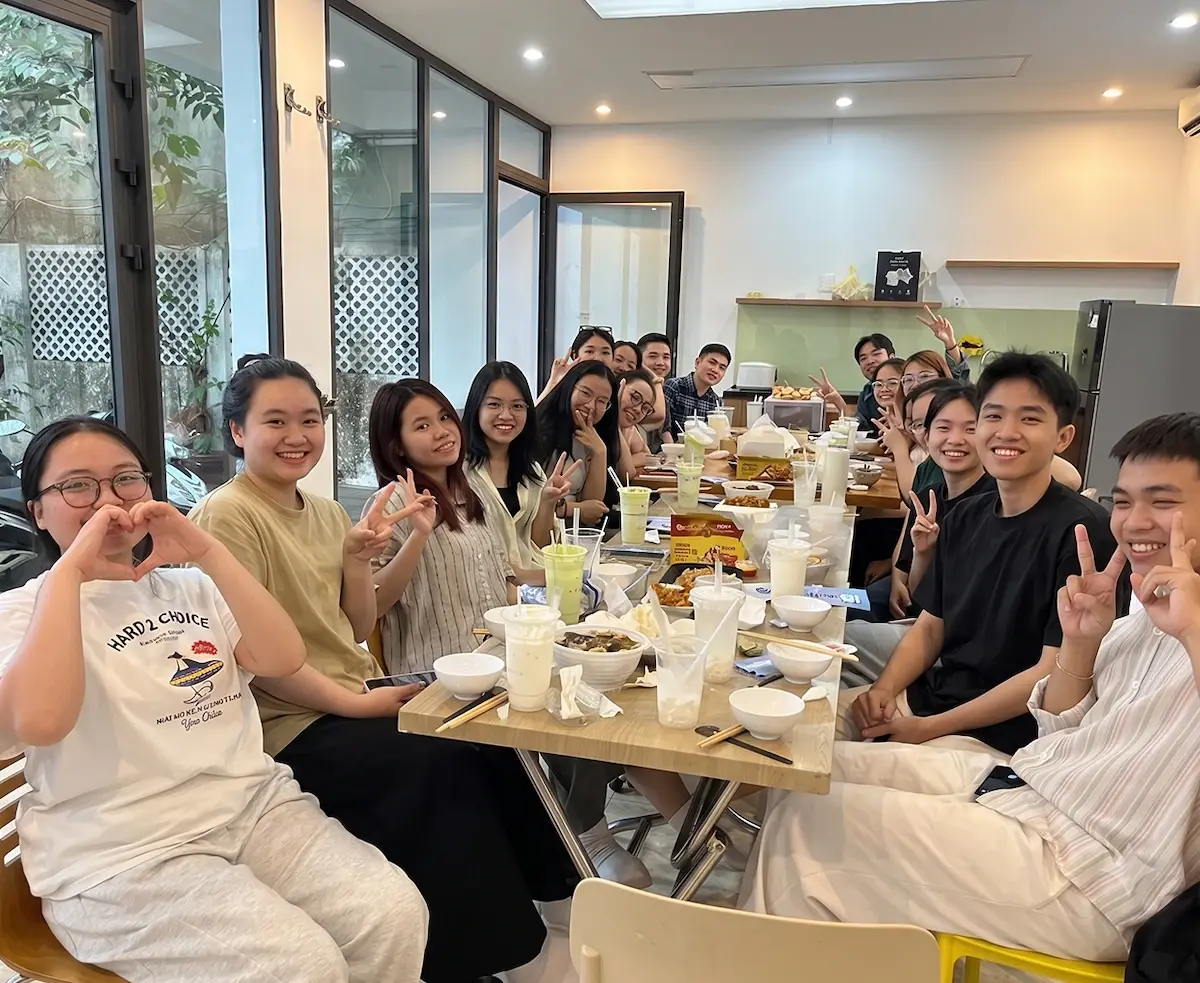 Đội ngũ Zauberberg Lab trong bữa ăn tại văn phòng