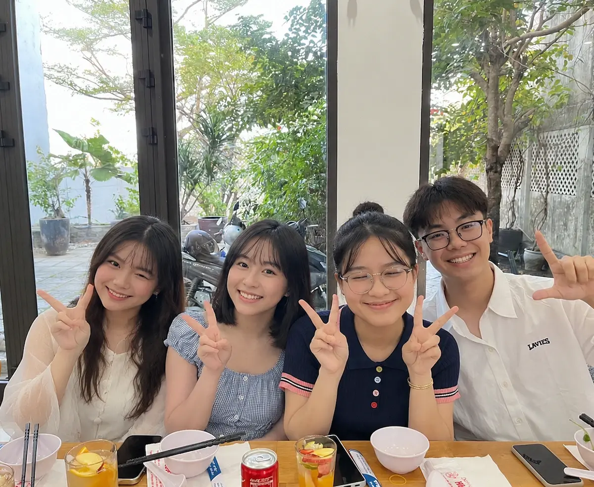 Bốn thành viên Zauberberg Lab dùng bữa cùng nhau