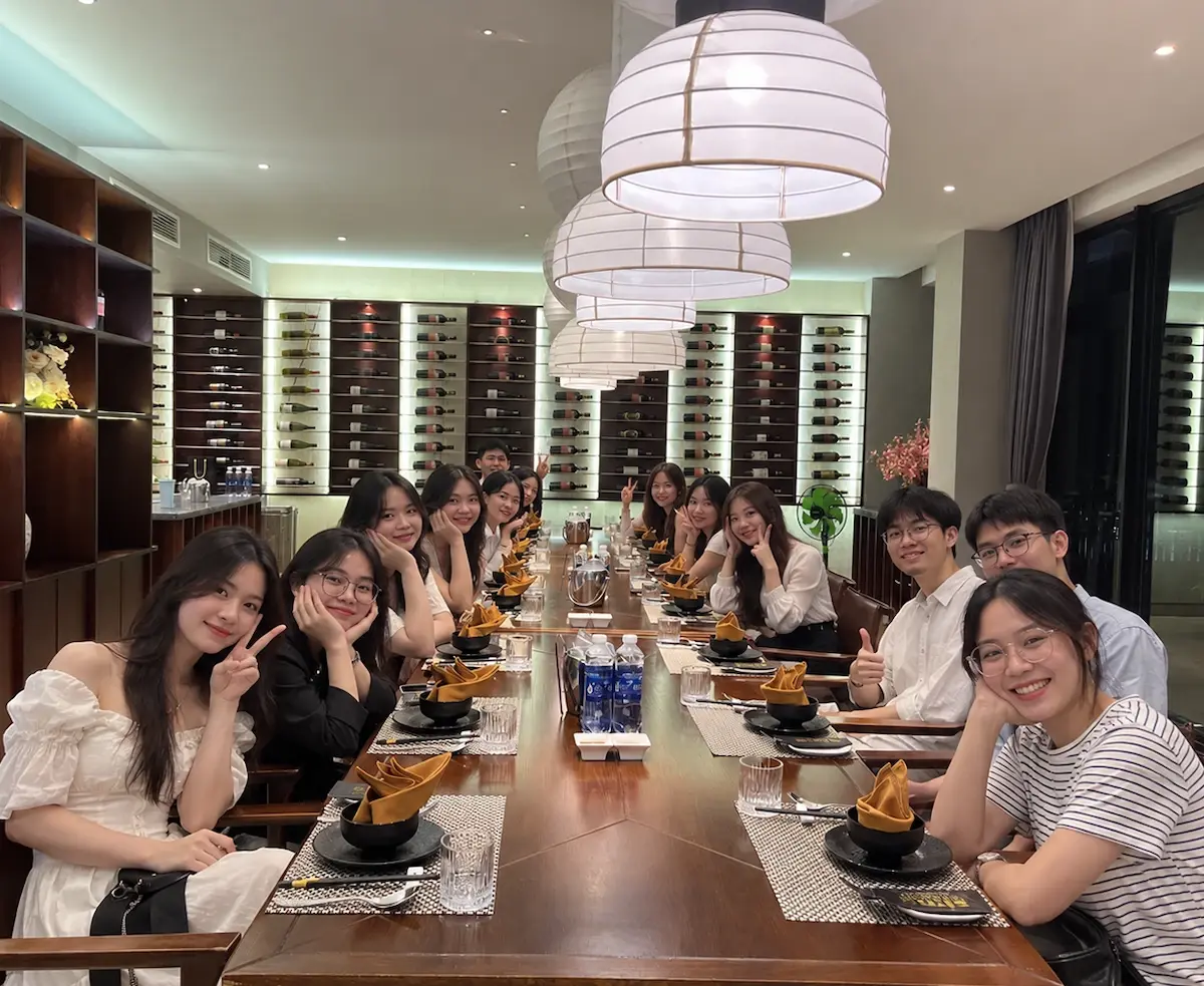 Đội ngũ Zauberberg Lab dùng bữa cùng nhau