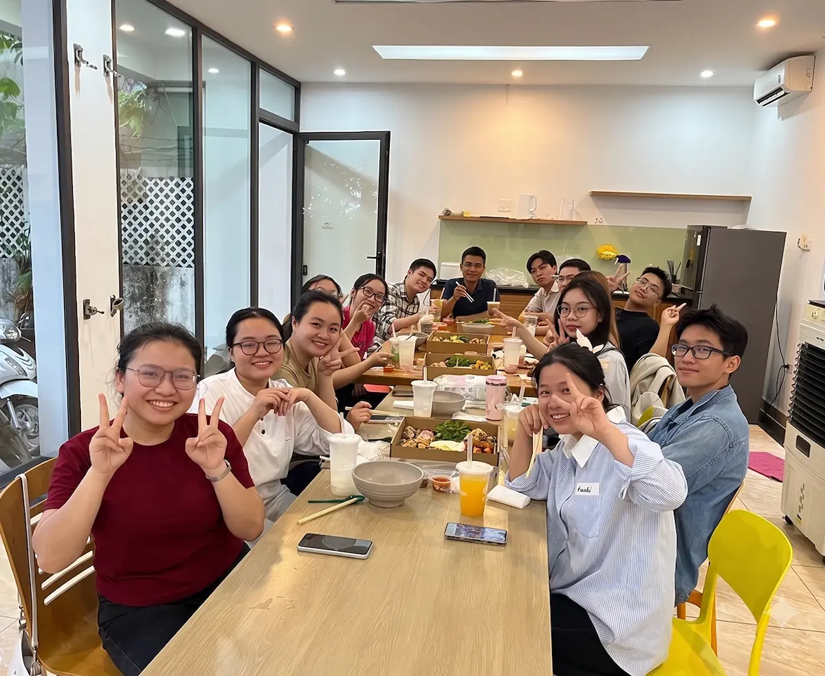 Các thành viên Zauberberg Lab trong bữa ăn tại văn phòng