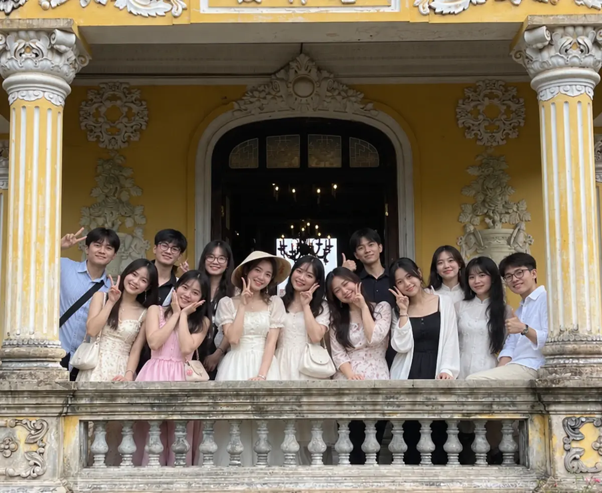 Đội ngũ Zauberberg Lab trong chuyến tham quan công trình kiến trúc cổ
